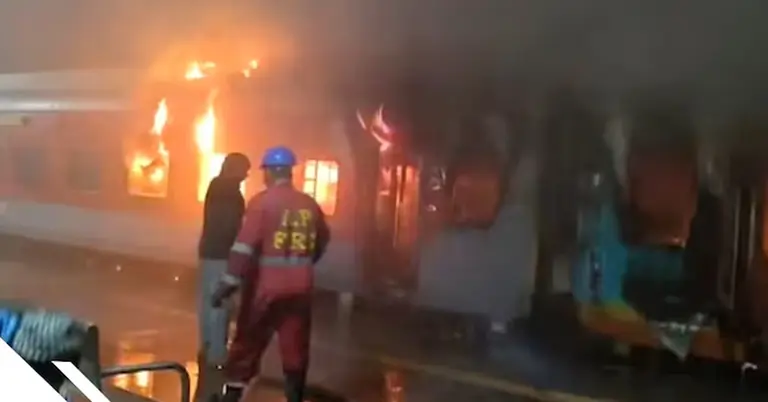 অন্ধ্রপ্রদেশে চলন্ত ট্রেনে আগুন